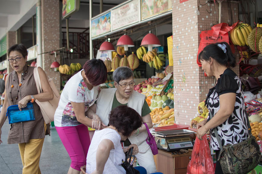 Chinese grand ma - market gang