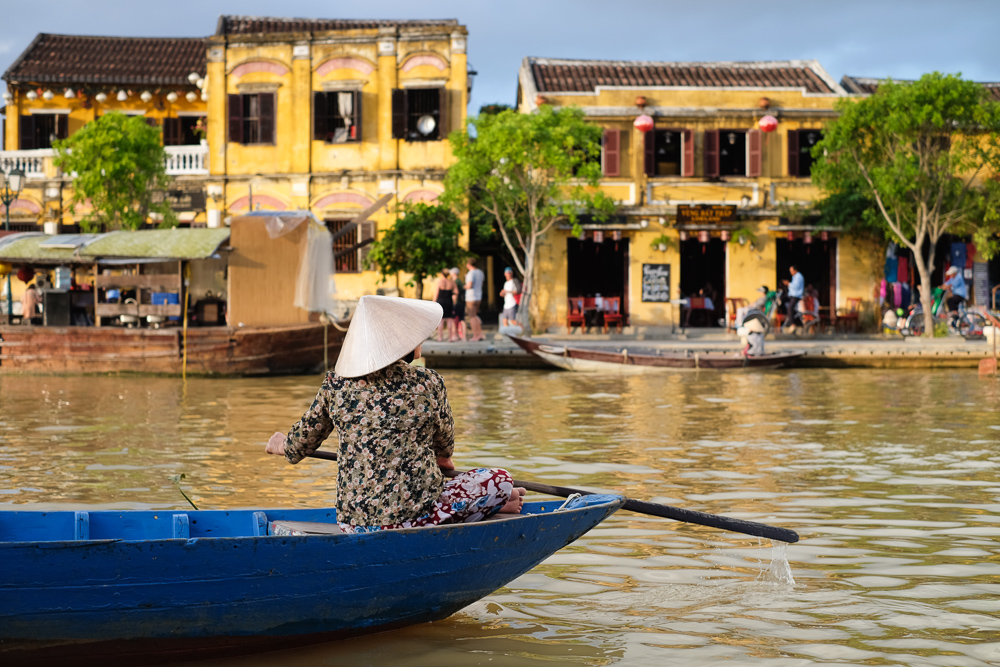 hoi-an-mango-turmeric-smoothie-fisherman-lady