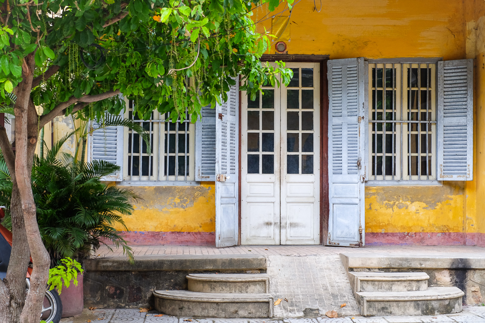 hoi-an-mango-turmeric-smoothie-wooden-shutters