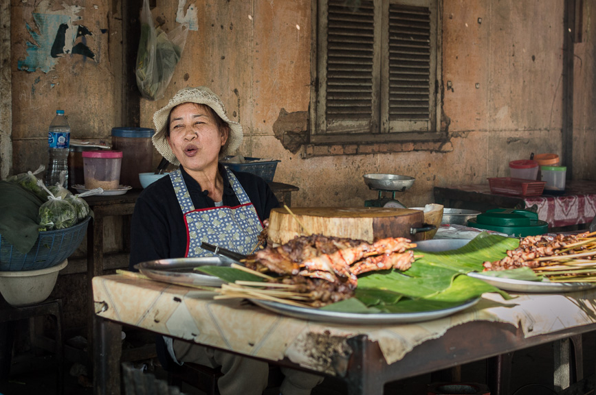 savannkhet street food lady